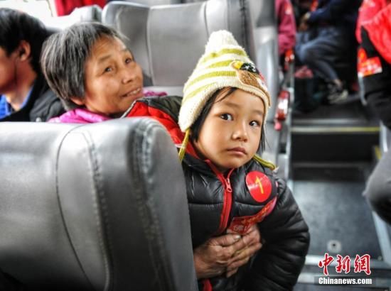 1月21日，2019全国春运启动，广东石油为骑摩托车返乡的市民家属，以及困难人群安排了免费大巴车，并配备志愿者随车为他们进行服务。据悉，今年共有15辆免费大巴车负责运送在广东务工人员返乡过节，车上大多乘客都是骑手的父母和孩子。中新网记者 李霈韵 摄
