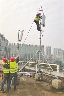 图为：湖北移动在武汉主城区建筑物顶层进行5G基站建设