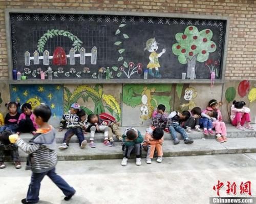 资料图：青海省一学校学生靠墙午睡。赵凛松 摄