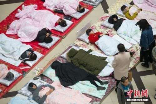 资料图：2018年3月18日，在世界睡眠日即将来临之际，山西首届睡眠大赛在山西太原一商场举行。 中新社记者 张云 摄