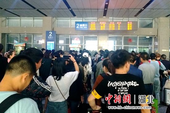 图为宜昌东站候车室大客流情景。何强 摄