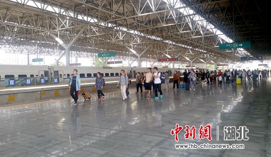 图为“小长假”期间宜昌东站旅客进站乘车时的情景。何强 摄