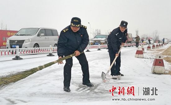 陈骏(左)生前曾多次带头在码头清扫积雪