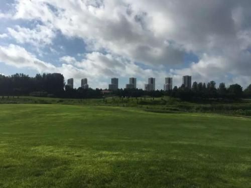 2018年8月21日，龙口东海高尔夫球场仍在营业。图片来源：生态环境部官方微信公众号