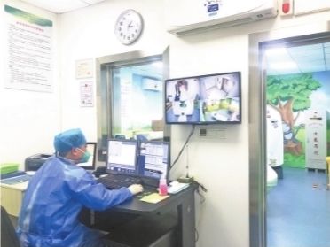 武汉儿童医院发热门诊独立的CT室。