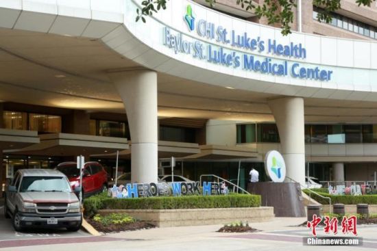 当地时间6月24日，美国休斯敦，得州医学中心会员单位――贝勒圣卢克医疗中心门口插着彩色字母牌“英雄们在此工作”。