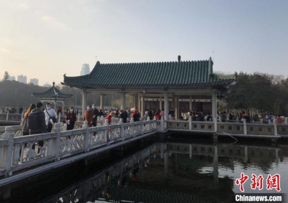 春节假期，游客在武汉东湖游玩。(资料图) 梁婷 摄