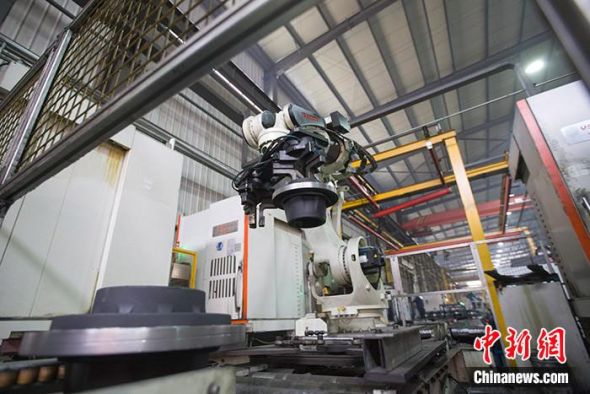 资料图：一家汽车配件厂的机器人正在作业。 中新社记者 张云 摄