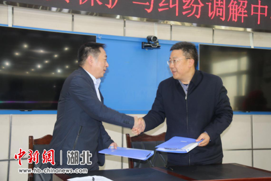 襄阳银保监分局与襄阳市中级法院签署诉调对接合作备忘录 张玉柱摄