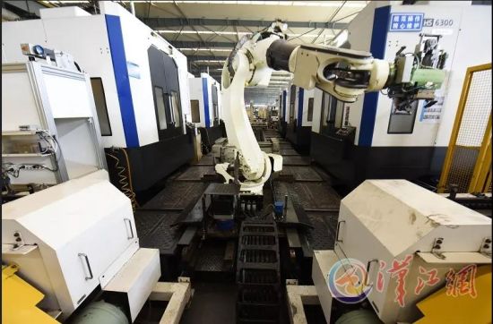3月9日，在湖北三环锻造有限公司，机器人正在加紧生产汽车转向节。