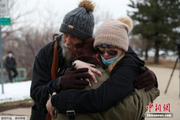 图为科罗拉多州超市枪击事件发生地附近被吓坏的民众互相安慰。