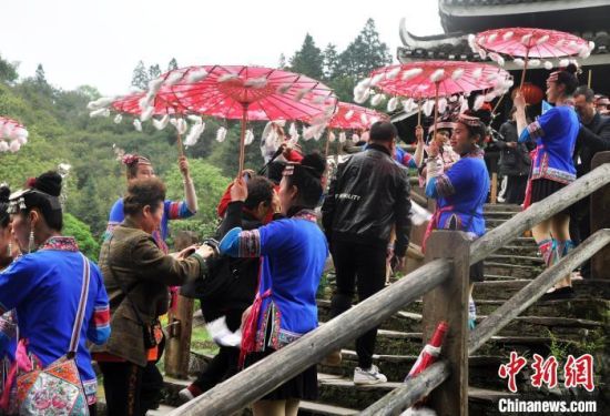 资料图：游客游览三江程阳风雨桥。　黄艳梅 摄