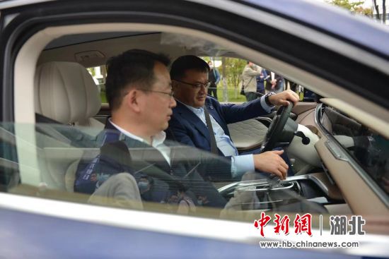 湖北省副省长张文兵(左一)、东风公司副总经理尤峥试驾岚图FREE