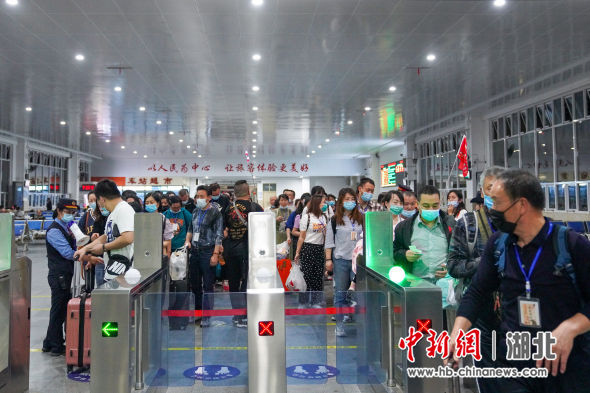 游客从襄阳站上车 通讯员供图