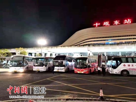交通运输部门紧急调集客运车辆在十堰东站等候 江伟 摄