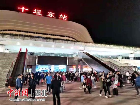 当晚11时50分许，晚点旅客陆续走出十堰东站 江伟 摄