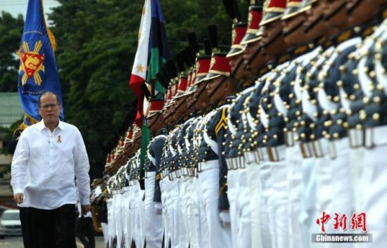 资料图：2016年6月27日，时任菲律宾总统阿基诺三世检阅军方仪仗队。
