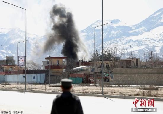 资料图：2017年，阿富汗军队和塔利班在喀布尔发生交火，现场浓烟滚滚。