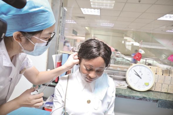 来自喀麦隆的梦乐在武汉市第一医院体验耳穴贴