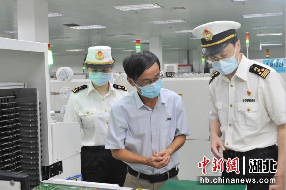 武汉海关关员在试点企业调研 武汉海关供图