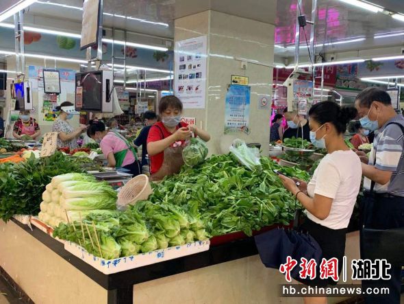 武汉市民在农贸市场有序购物 武一力 摄
