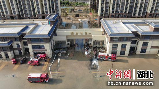 7月29日，在郑州中牟一住宅小区，湖北黄冈消防指战员正在进行排涝作业。王方 摄