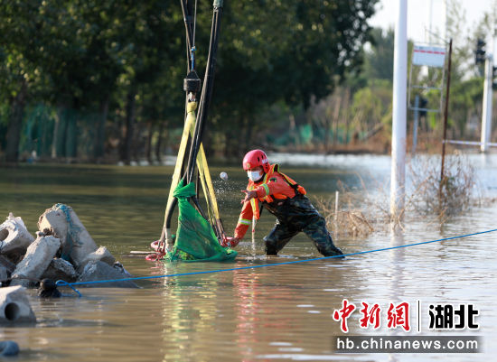 7月31日，在郑州中牟一路段，湖北咸宁消防指战员进行排涝作业。王方 摄