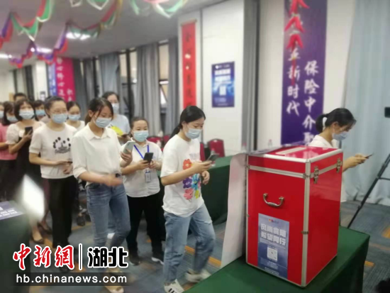 新华欣保险销售有限公司组织员工为灾区捐款 张玉柱摄