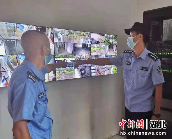 警方深入小区检查视频系统建设