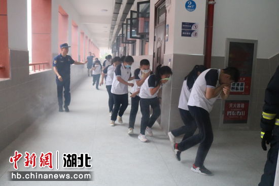 当阳消防在玉阳中学熊家山校区组织开展了疏散逃生演练