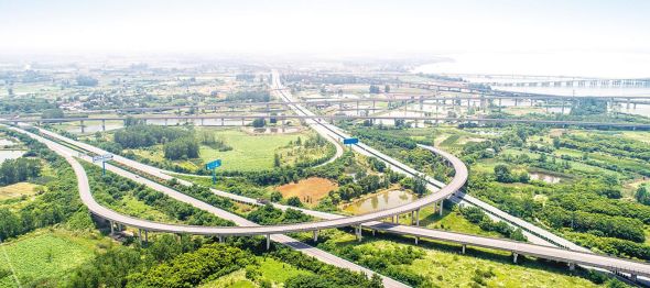 武汉城市圈内纵横交错的高速交通网络。图为黄鄂高速S38与武鄂高速S7互通。 (湖北日报全媒记者 柯皓 摄)