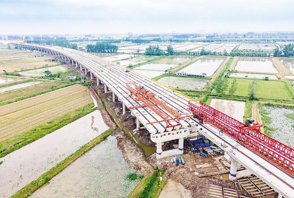 武汉至阳新高速公路鄂州段项目施工现场，工人们正忙着进行现场浇筑和桥梁施工。 (湖北日报全媒记者 薛婷 摄)