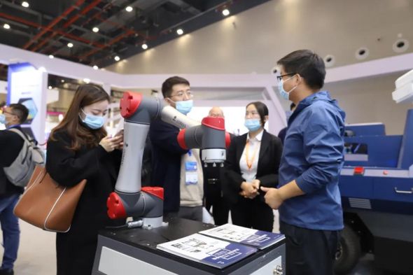 2020光博会现场，库曼机器人展示了协作机器人，可用于工厂生产
