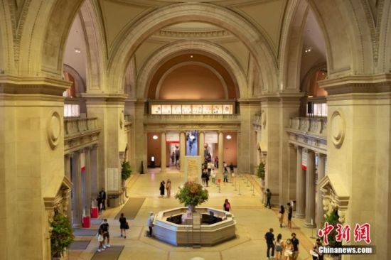 当地时间9月18日，美国纽约大都会艺术博物馆迎客大厅客流稀疏。该馆重新开放一年多以来，参观客流缓慢恢复。 中新社记者 廖攀 摄