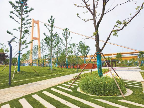 今年5月8日，武汉杨泗港大桥南岸桥头公园对外开放 楚天都市报极目新闻记者宋枕涛摄