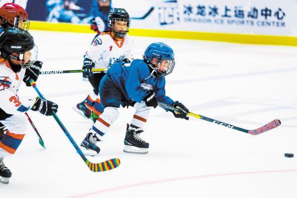 武汉青少年冰球运动近年来蓬勃开展。 （湖北日报全媒记者 时龚 摄）