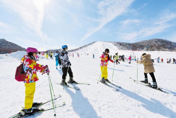 滑雪爱好者在神农架国际滑雪场乐享高山冰雪运动的乐趣。 （视界网 易伟 摄）