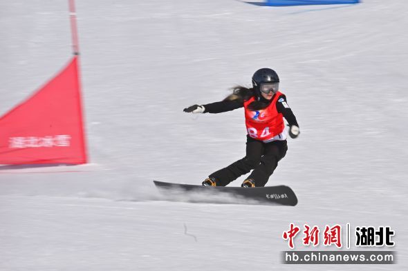 湖北省第十六届运动会滑雪项目开赛 刘康 摄