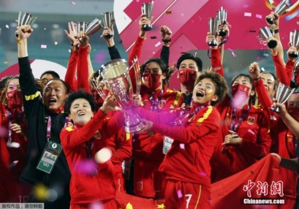 图为中国女足队员捧杯。