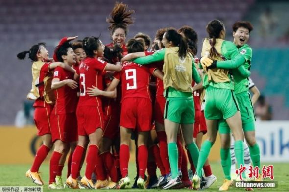 图为中国女足队员庆祝胜利。