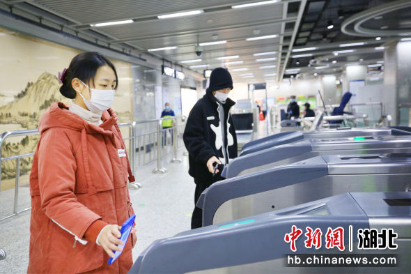 武汉地铁4号线铁机路站乘客扫码过闸。产启斗 摄