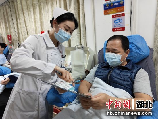 医护人员为刘勇做献血前的准备 肖莉娇 摄