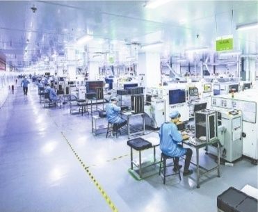 黄石经济技术开发区・铁山区的上达电子(黄石）股份有限公司员工在赶制订单产品。