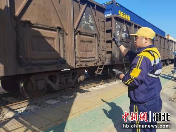 圖為信陽北站工作人員正在編組裝有農資的貨運列車（胡婧 攝）