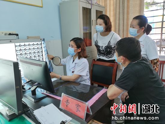 武漢市肺科醫院（武漢市結核病防治所）專家杜榮輝定期到邊遠地區結防機構服務當地患者