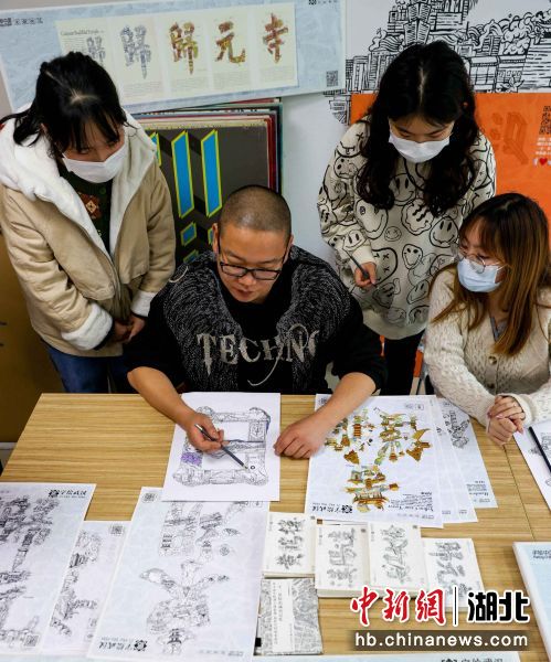 武汉工商学院艺术与设计学院副院长徐郑冰教授指导学生正在手绘汉字。 张畅 摄