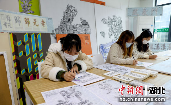 武汉工商学院艺术与设计学院学生正在手绘汉字。 张畅 摄