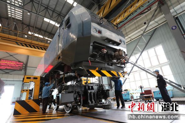 武汉大功率机车检修段总成车间职工正在进行机车组装作业（徐安宏 摄）