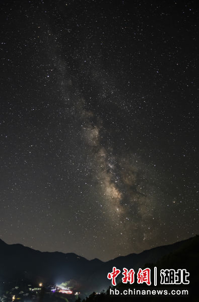 5月5日夜，湖北省宜都市的夜空满天星辰如梦如幻。 曹礼达 摄
