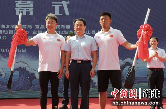 宜昌市政府党组成员卢斌(中)为运动员代表授桨 刘良伟 摄